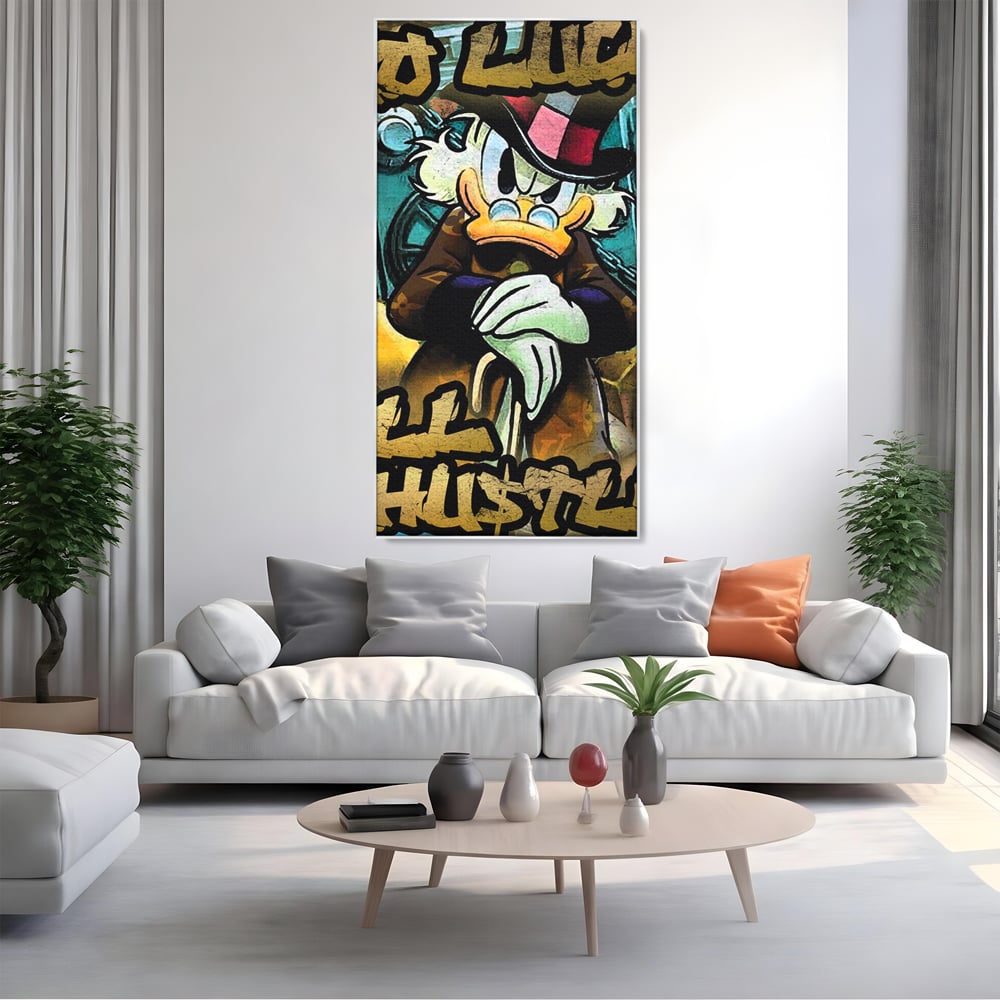Tablou canvas cu tablou canvas cu scrooge mcduck, in rama de aluminiu argintiu, pe perete intr-un living